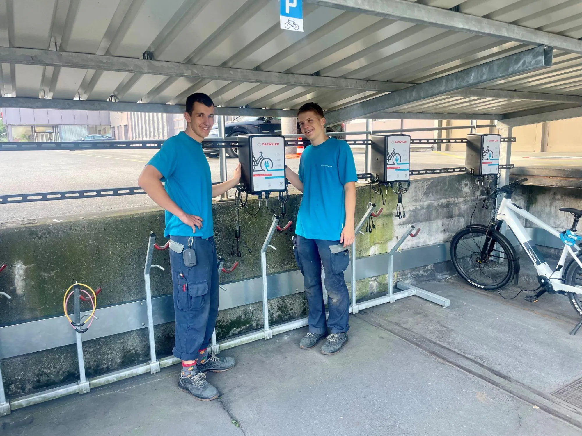 Mattia und Pascal vor einer der installierten Ladestationen