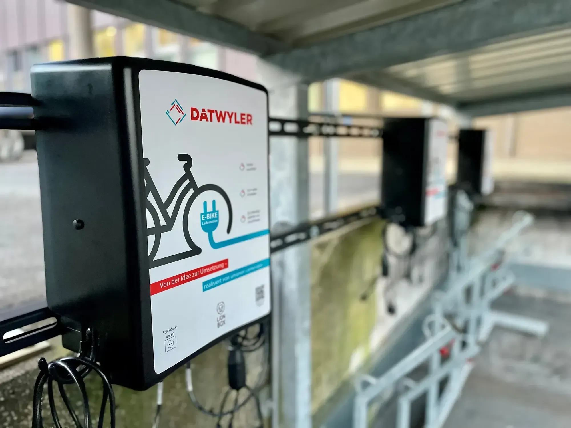 Nahaufnahme der E-Bike Ladestationen